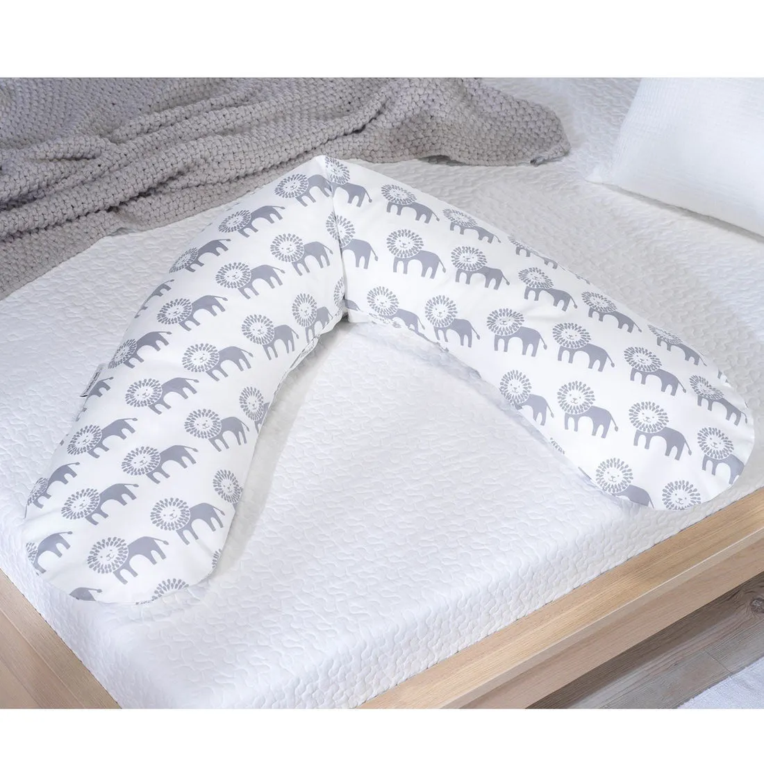 Maternity and nursing pillow - White (grey lions print)